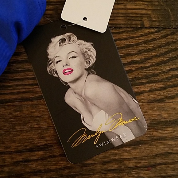 Marilyn Monroe Swimsuit - Picture 6 of 8